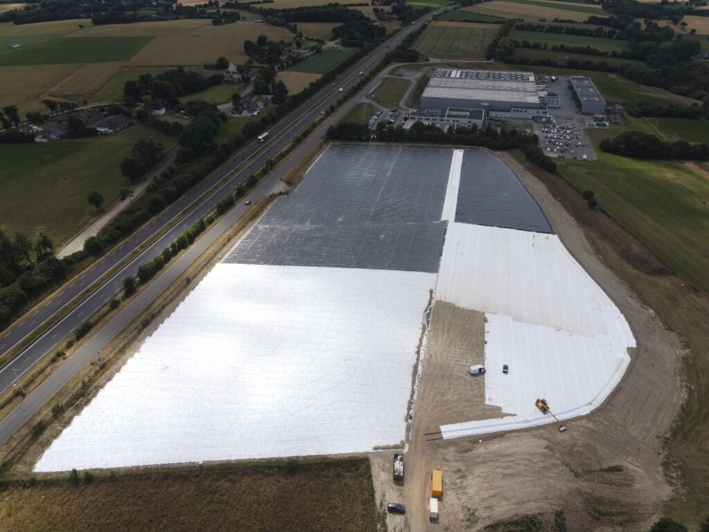 confinement terres polluees avec étanchéité par géomembrane sur site pollué à Loudeac 4