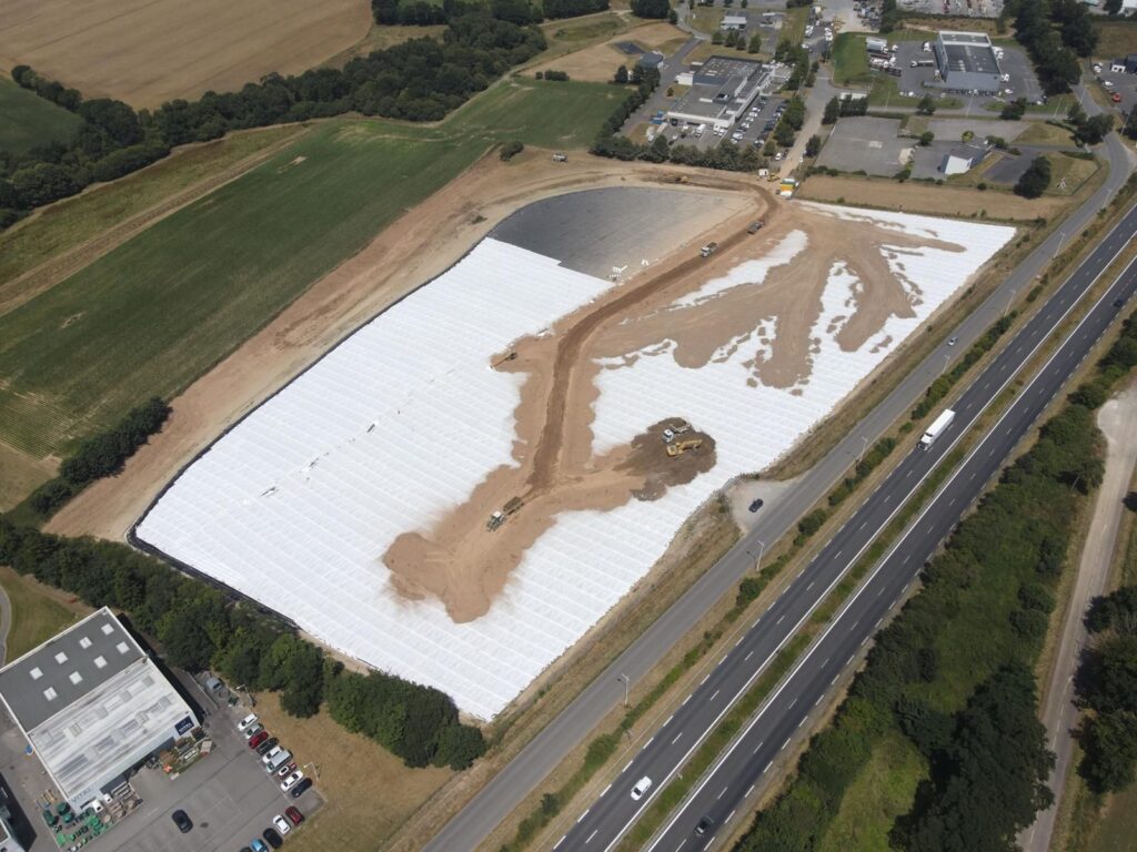 confinement terres polluées avec étanchéité par géomembrane sur site pollué à Loudeac 6