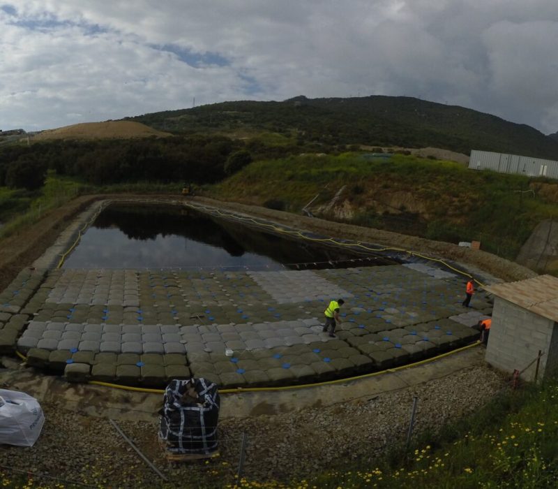 Pose de couverture flottante en PEBD sur bassin lixiviat plein – étanchéité par géomembrane 7